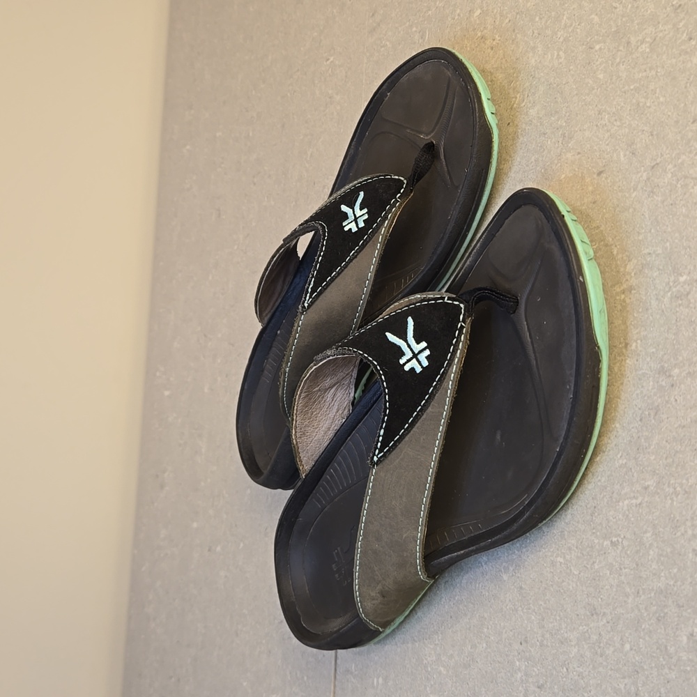 Kuru black, dark brown, and teal suppoertive thong flip flop sandals, size 8